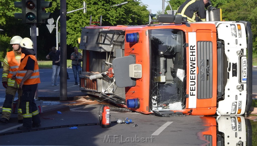 TLF 4 umgestuerzt Koeln Bocklemuend Ollenhauer Ring Militaerringstr P016.JPG - Miklos Laubert